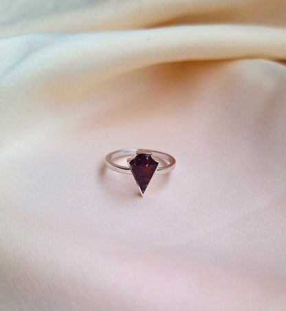 Silver Pyrope Ngao Ring